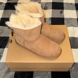 New UGG Cozy Tan Shearling Boots Youth Size 3